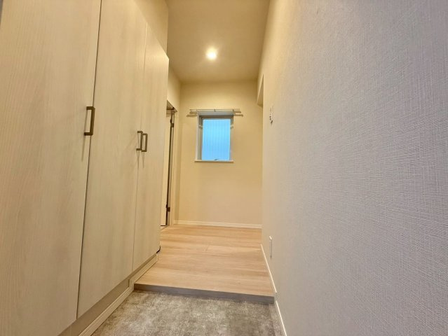 ソーケン日暮里マンションの玄関|収納スペースを配置した玄関。靴やレインコートなど、お出かけグッズを収納できます！

現地ご見学希望・資料請求などお気軽にお問い合わせ下さい！
03-5990-5201