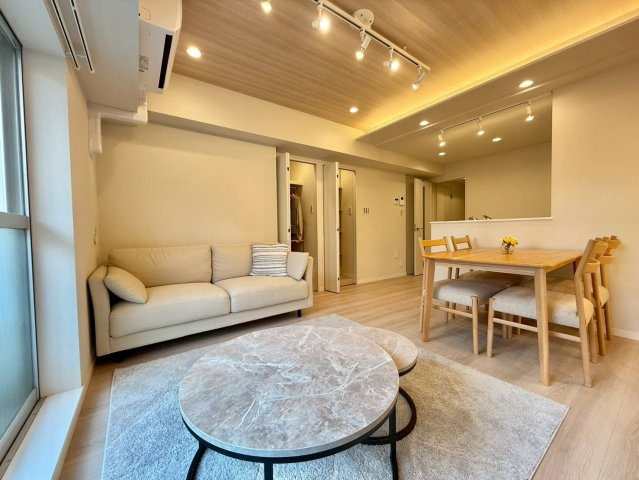 ソーケン日暮里マンションの居間・リビング|南向きのバルコニーから明るい陽射しが降り注ぐ、寛ぎのリビング。

現地ご見学希望・資料請求などお気軽にお問い合わせ下さい！
03-5990-5201