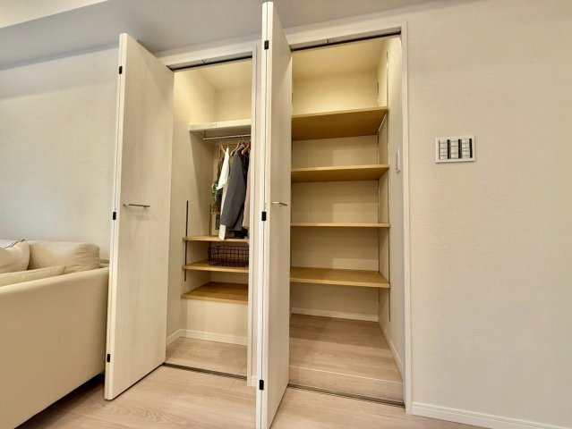 ソーケン日暮里マンションの収納|リビングには収納付き！お子様が散らかしやすいゲームや絵本も、リビングに収納があれば片付けが習慣化しそう。

現地ご見学希望・資料請求などお気軽にお問い合わせ下さい！
03-5990-5201