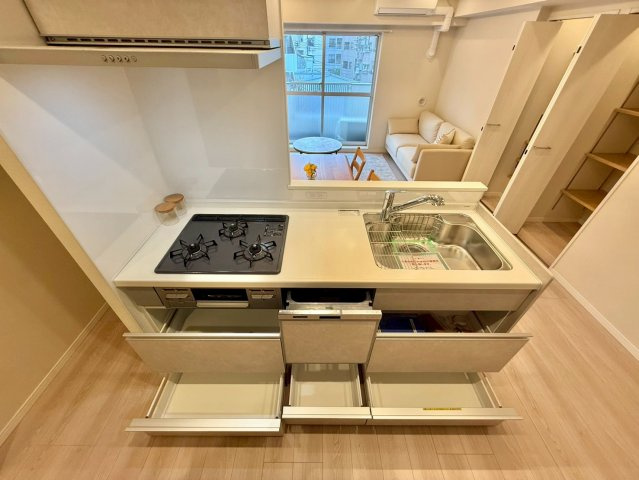 ソーケン日暮里マンションのキッチン|ビルトインタイプの食洗機付き！家事の時間と、手洗いに比べて使用水量も軽減します！

現地ご見学希望・資料請求などお気軽にお問い合わせ下さい！
03-5990-5201