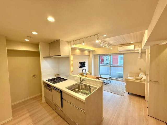 ソーケン日暮里マンションのキッチン|来客時には会話を楽しみながらお茶の準備ができる、対面式キッチン。

現地ご見学希望・資料請求などお気軽にお問い合わせ下さい！
03-5990-5201