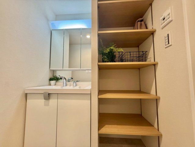 ソーケン日暮里マンションの独立洗面台|洗面室には収納付き！バスタオルや洗剤を入れたり、使い方はアイデア次第。

現地ご見学希望・資料請求などお気軽にお問い合わせ下さい！
03-5990-5201