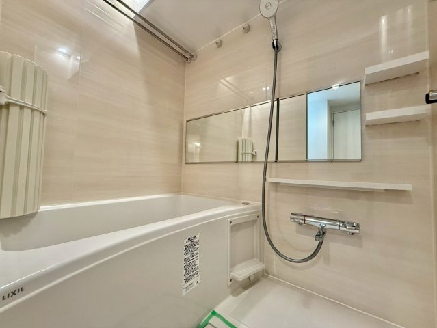 ソーケン日暮里マンションの浴室|浴室乾燥機付きのため、雨の日の洗濯物干しやカビの予防にも役立ちます。

現地ご見学希望・資料請求などお気軽にお問い合わせ下さい！
03-5990-5201