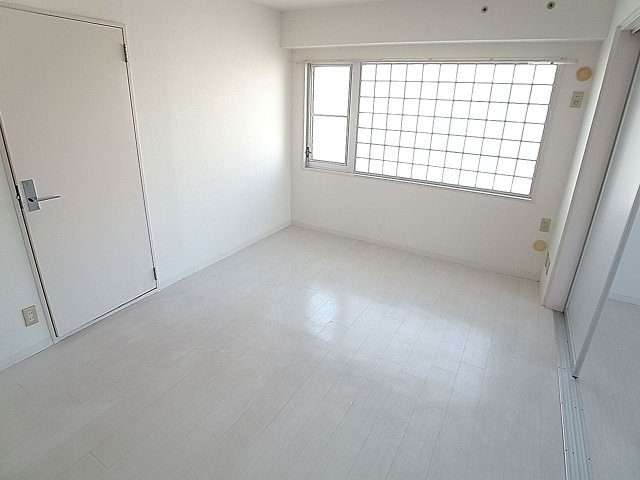 Relief片山町の設備|リビングもお洒落なガラスブロックを採用