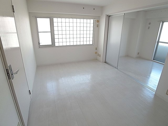 Relief片山町の居間・リビング|白基調の綺麗で広々したリビングダイニングキッチン