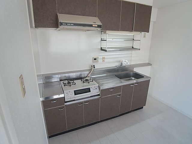 Relief片山町のキッチン|2口コンロ付きの大きなキッチンスペース