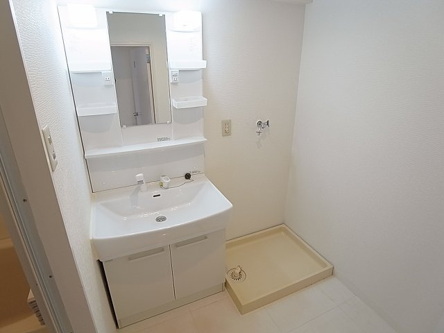 Relief片山町の洗面所|シャワー付きの独立洗面台、脱衣所も広々