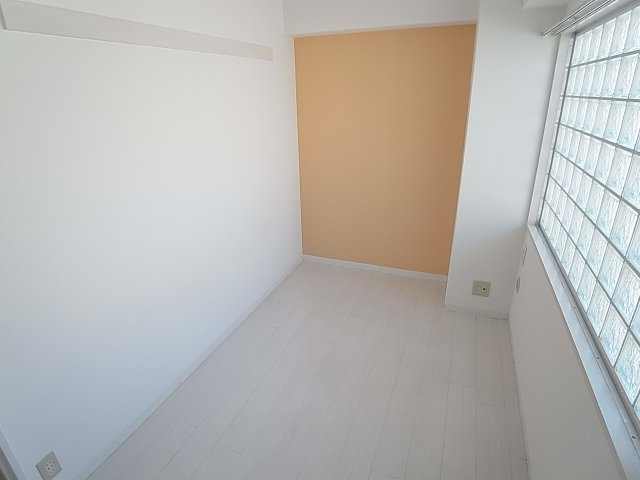 Relief片山町の洋室|ガラスブロックがお洒落な雰囲気の洋室