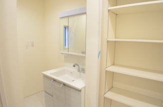 【脱衣所】 | さいたま市大宮区堀の内町（全４棟） | 【４号棟】洗面台は大きさ充分！歯磨きやブラッシングなど慌ただしい朝の身だしなみチェックもOKです。脱衣スペースも広くお子様の入浴後のお着換えも楽々です。