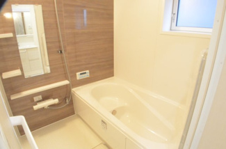 【浴室】 | さいたま市大宮区堀の内町（全４棟） | 【４号棟】お風呂に求めるものは「心地よさ」。使いやすさと上質な質感を両立するアイテムを備えて癒しを演出します。