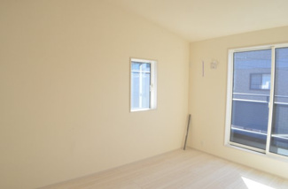 【洋室】 | さいたま市大宮区堀の内町（全４棟） | 【４号棟】一人ひとり違う「快適な条件」を実現するため内装はシンプルに統一しています。飾り過ぎず拘り過ぎないデザインです。