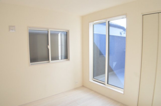 【洋室】 | さいたま市大宮区堀の内町（全４棟） | 【４号棟】心地よい陽が差し込む主寝室です。家族の成長に合わせて3LDK→4LDK可変式。