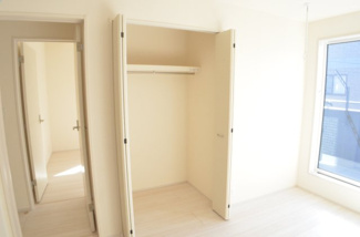 【収納】 | さいたま市大宮区堀の内町（全４棟） | 【４号棟】奥行のある収納力抜群のクローゼット。全ての服が見てわかるので選択がしやすいのが何より便利です。