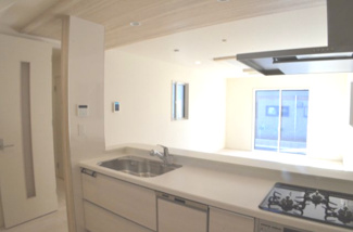 【居間・リビング】 | さいたま市大宮区堀の内町（全４棟） | 【４号棟】家族の笑顔が集うリビング。お子様の様子を見ながら料理ができるので安心です。お子様も自然とママのお手伝いをしてくれそうですね。