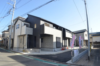 【前面道路含む現地写真】 | さいたま市大宮区堀の内町（全４棟） | 陽のひかりと緑に包まれた全５邸。陽の光を感じながら家族団らんを楽しむこともできます。