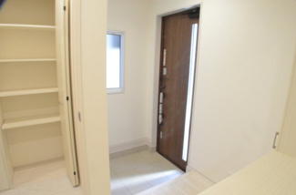 【玄関】 | さいたま市大宮区堀の内町（全４棟） | 【４号棟】我が家の顔「玄関」。清潔感ある玄関が大切なお客様やご家族を迎えてくれます。