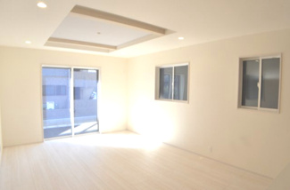 【居間・リビング】 | さいたま市大宮区堀の内町（全４棟） | 【４号棟】快適なリビングの条件「陽当たり、通風、開放感」が実現されています。自然なぬくもりが感じられるシンプルで落ち着いた雰囲気のリビングです。