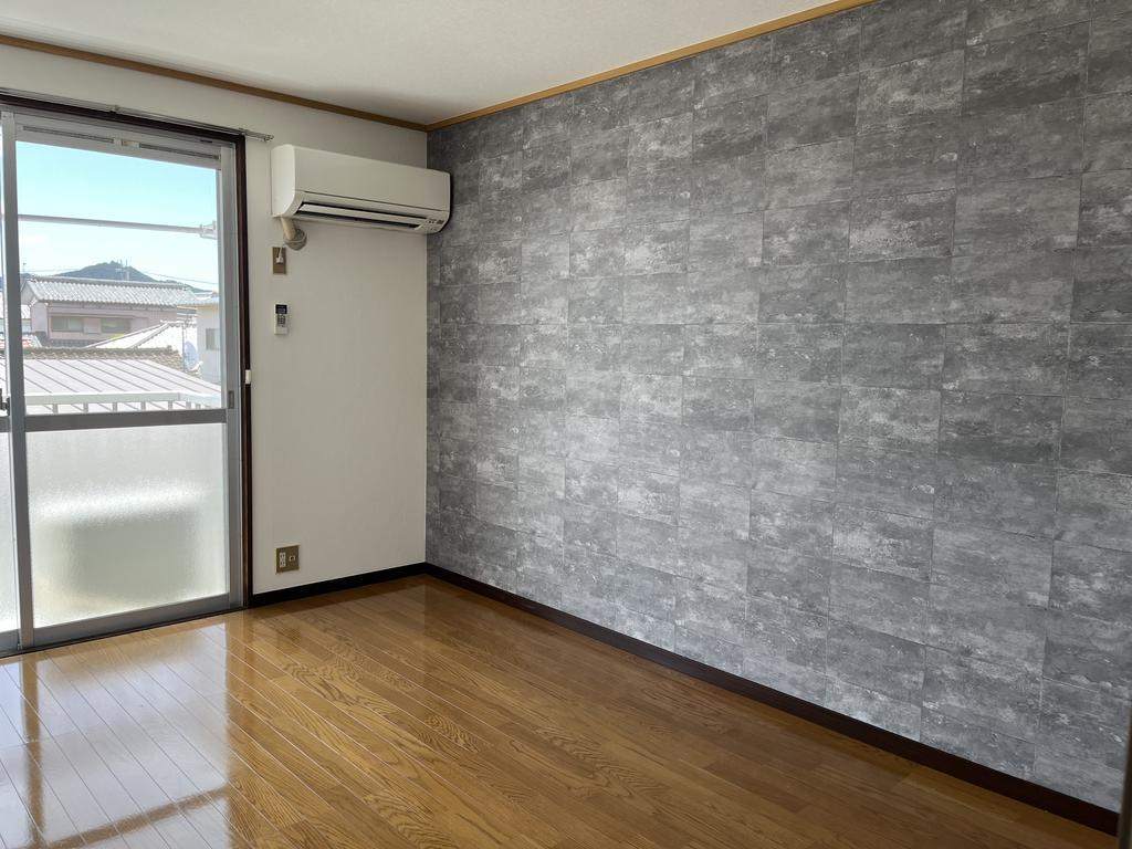 東邦ハウスの居間・リビング|アクセントクロスのあるリビングです