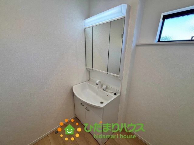 加須市水深第3　新築一戸建て　06　クレイドルガーデンの独立洗面台|収納豊富な3面鏡！
