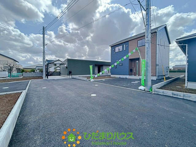 加須市水深第3　新築一戸建て　06　クレイドルガーデンの前面道路含む現地写真|６ｍ道路で落ち着いて駐車できます！