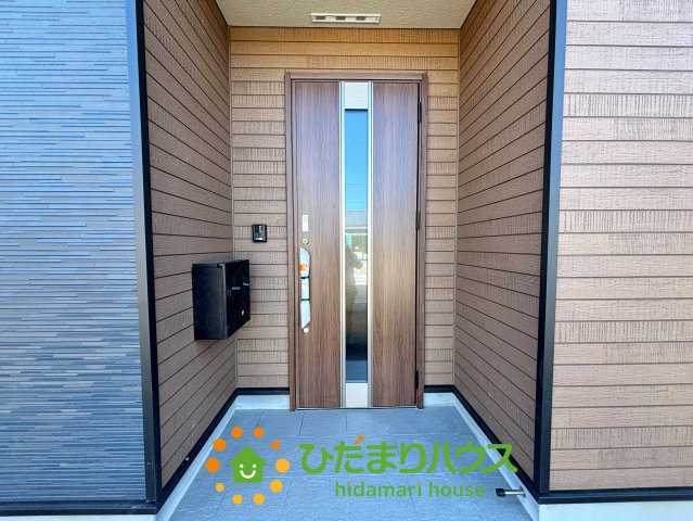 加須市水深第3　新築一戸建て　06　クレイドルガーデンの玄関|木目調の玄関！