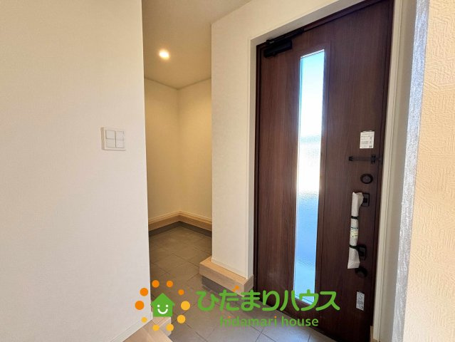 加須市水深第3　新築一戸建て　06　クレイドルガーデンの玄関|土間収納が大きい明るい玄関！