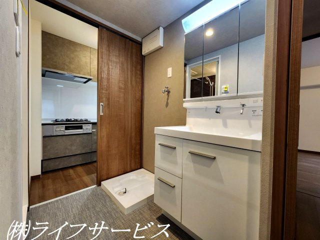 【洗面所】 | レックスタウン新高２号館 | 洗面室／三面鏡タイプのシャワー付洗面化粧台、キッチンと廊下からそれぞれ出入りできる２ＷＡＹ仕様です！