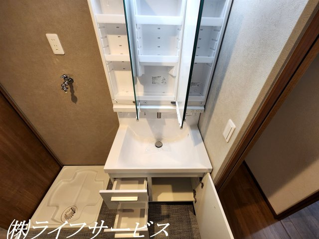【洗面所】 | レックスタウン新高２号館 | 洗面室／三面鏡タイプにつき小物類を収納できます！