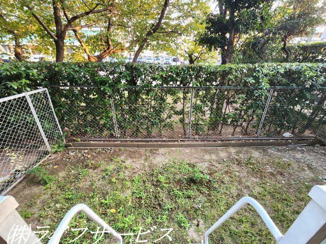 【バルコニー】 | レックスタウン新高２号館 | 南向きの専用庭付！家庭菜園やガーデニング、お子様の遊び場におすすめです！