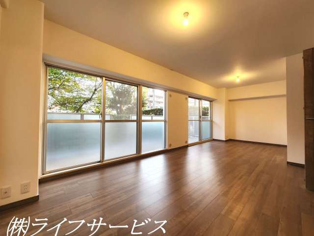 【居間・リビング】 | レックスタウン新高２号館 | リビングルーム１４帖／南向きの陽当り良好のリビングルーム！