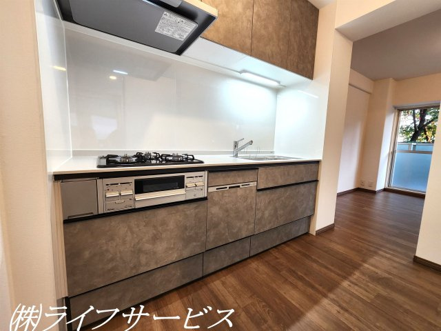 【キッチン】 | レックスタウン新高２号館 | システムキッチン／食器洗浄乾燥機、浄水器付のキッチン！洗面室とリビングに通り抜けられる２ＷＡＹ仕様です！