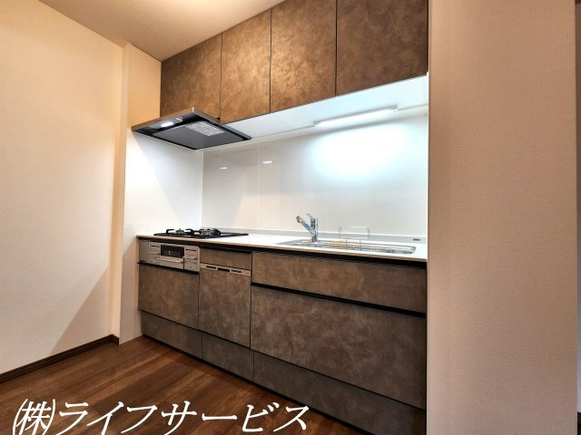 【キッチン】 | レックスタウン新高２号館 | システムキッチン／食器洗浄乾燥機、浄水器付のキッチン！洗面室とリビングに通り抜けられる２ＷＡＹ仕様です！