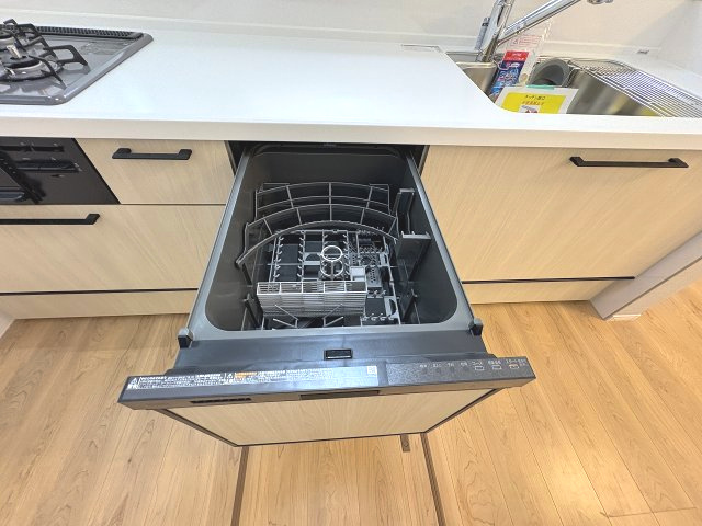 【キッチン】 | 糸島市潤3丁目3期　3号棟（全5棟）【仲介手数料無料・0円】 | 現地写真。食洗器が付いてます。
