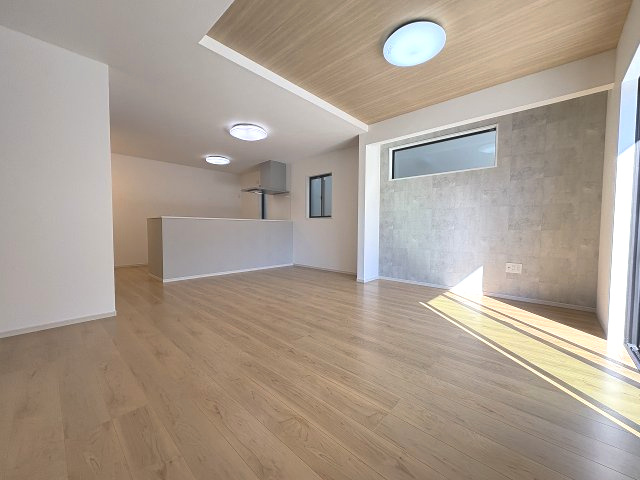 【居間・リビング】 | 糸島市潤3丁目3期　3号棟（全5棟）【仲介手数料無料・0円】 | 現地写真。リビングです。