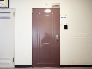【その他共用部分】 | 皆様をお迎えする、お部屋の玄関ドア。開けやすさや開放角度、ドアノブの操作しやすさや鍵の形状などを、現地で一度ご確認ください。～即日のご見学可能～　お問合せはお気軽にどうぞ。