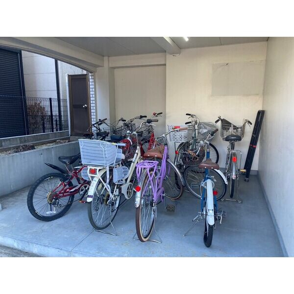 ヴィラ勧修寺の駐車場|駐輪場