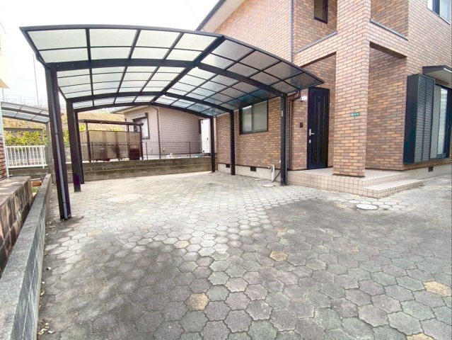 糟屋郡志免町志免中央2丁目　中古戸建の駐車場|カーポートのスペースは並列2台駐車可能！（※車種によります）