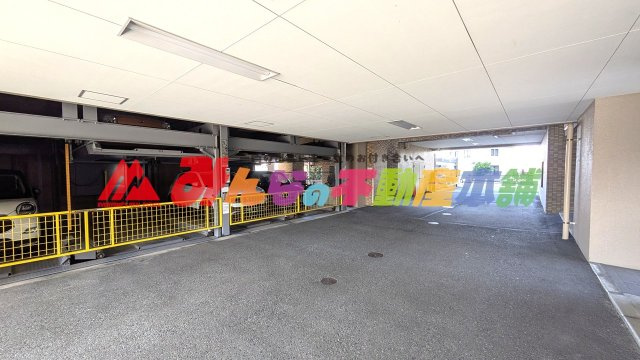 ネオハイツ国分の駐車場