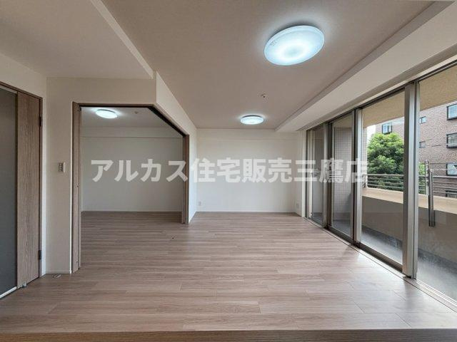 グランスイート三鷹下連雀 の居間・リビング