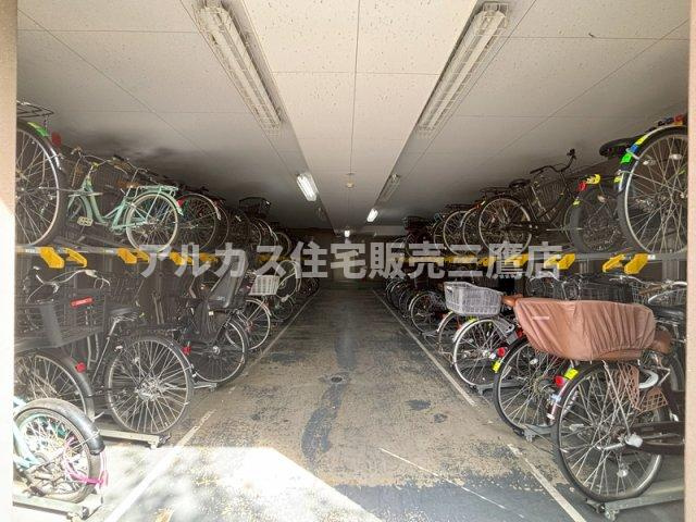 グランスイート三鷹下連雀 の駐車場