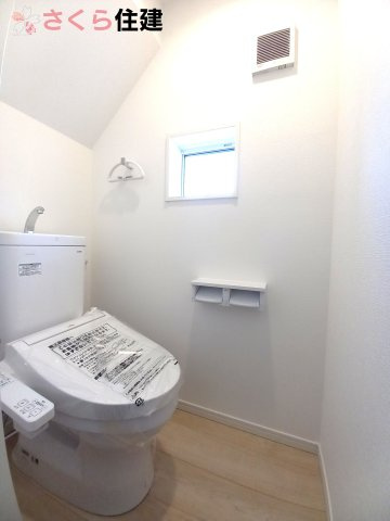 クレイドルガーデン真岡市台町第８　2号棟のトイレ|階段したスペースを活かしたトイレは窓もあります