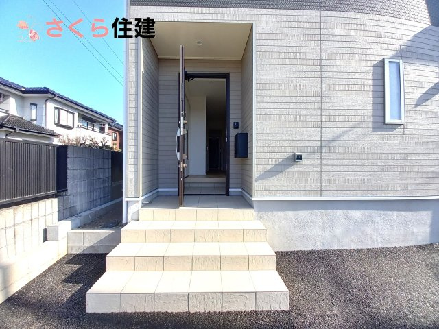 クレイドルガーデン真岡市台町第８　2号棟の玄関|雨の日の外出も屋根があるので安心です