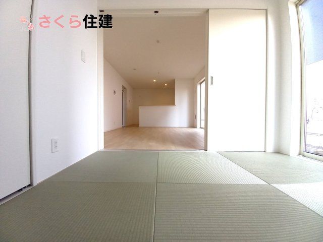 クレイドルガーデン真岡市台町第８　2号棟の居間・リビング|和室とリビングが続きなのでいろいろな使い方ができそうです