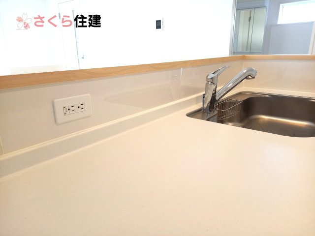 クレイドルガーデン真岡市台町第８　2号棟のキッチン|コンセントが便利です