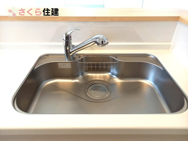 クレイドルガーデン真岡市台町第８　2号棟のキッチン|浄水器内臓の水栓です