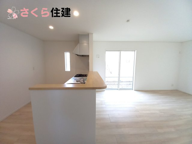 クレイドルガーデン真岡市台町第８　2号棟の居間・リビング|対面キッチンは家族の会話がはずみそうです