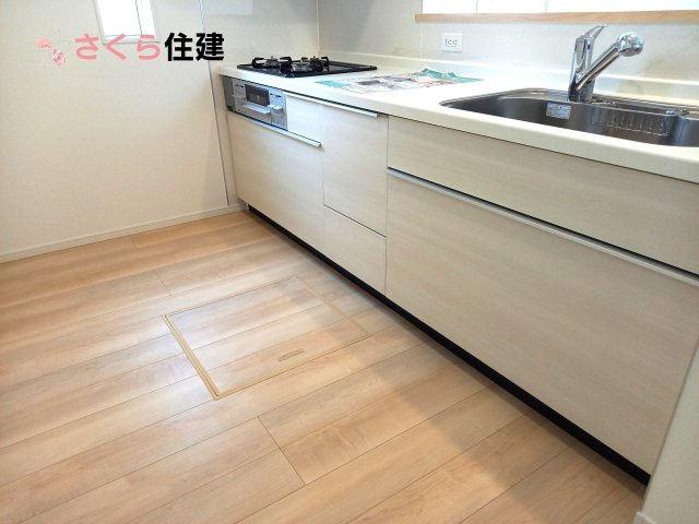 クレイドルガーデン真岡市台町第８　2号棟の独立洗面台|同社施工物件の写真です。３面鏡の裏にはたっぷりと収納スペースを標準装備