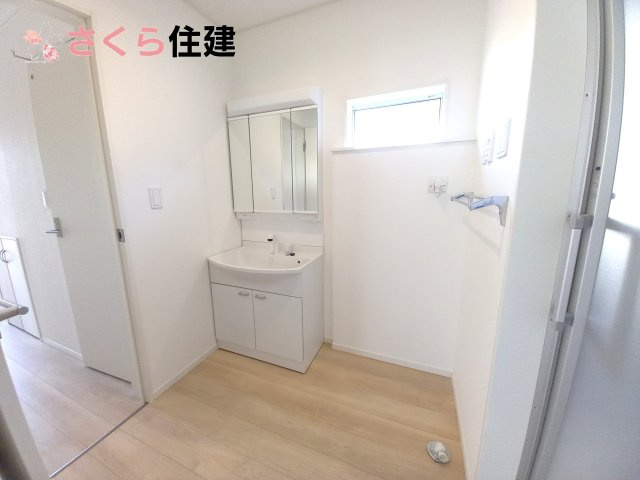 クレイドルガーデン真岡市台町第８　2号棟の浴室|同社施工物件の写真です。雨の日や湿気の多い梅雨時期など、洗濯物が乾き難い時期に重宝する浴室換気乾燥機。