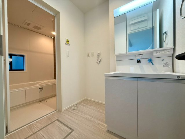 高知市高須3期2棟 2号棟の独立洗面台|洗面から浴室までが一直線。家事や入浴の支度がしやすく、毎日の暮らしをスマートに整えてくれます！