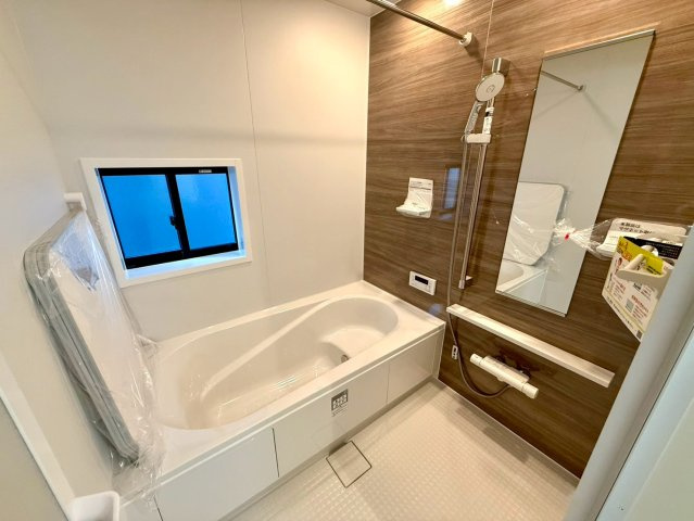 高知市高須3期2棟 2号棟の浴室|光が入る明るい浴室。落ち着いた木目デザインが、日常の疲れをやさしく包み込みます